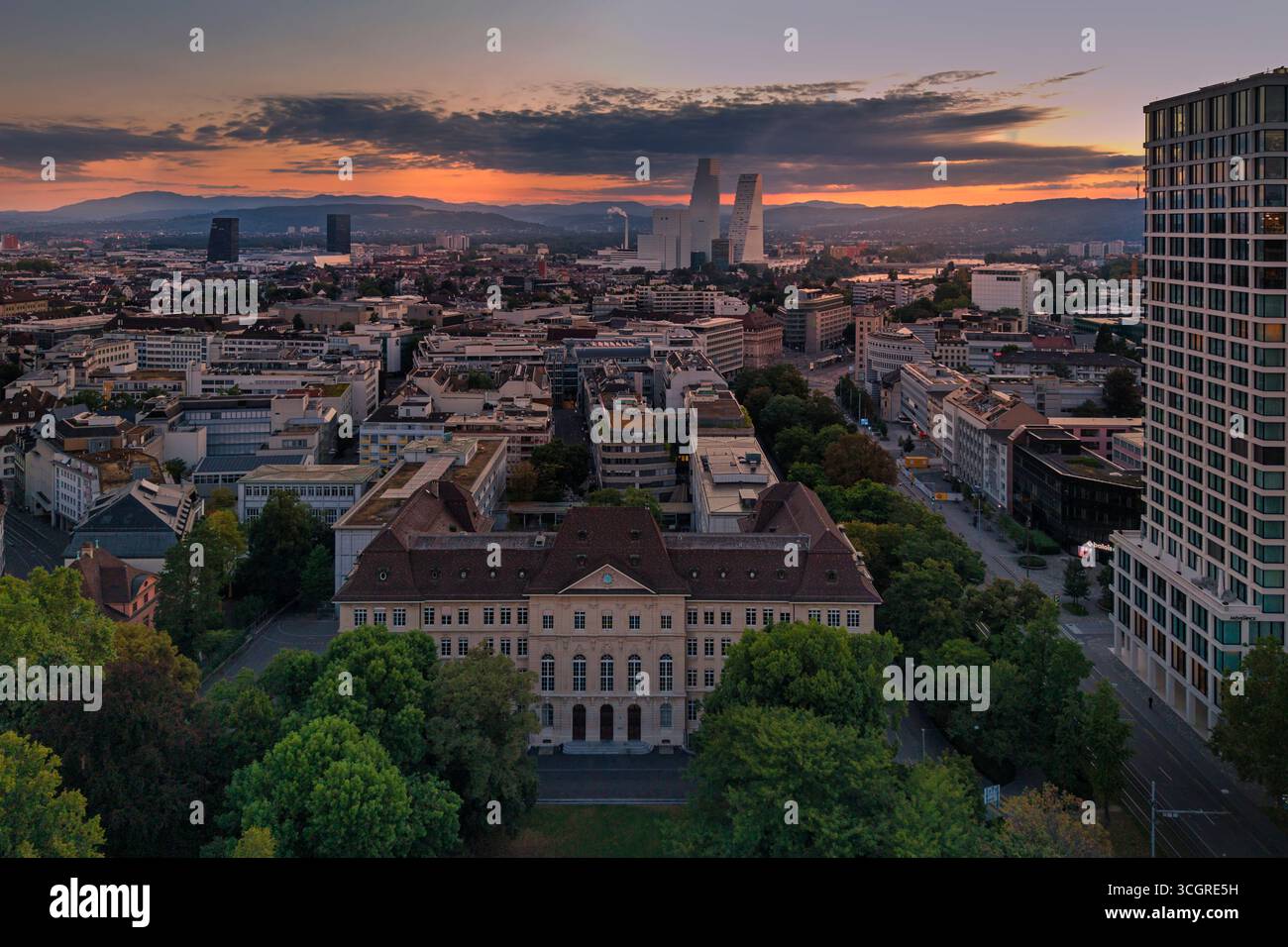 Basilea, estate, Svizzera, Baselstadt, skyline, Cantone Baselstadt, alba, atmosfera mattutina, alba, Elisabethenanlage, Aeschengraben, Mövenpick-Hotel-Basilea Foto Stock