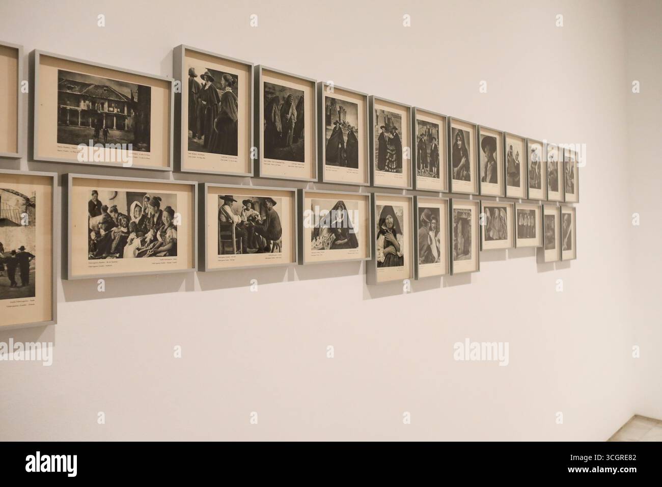 Madrid, Spagna- 13 agosto 2025: Mostra d'arte all'interno del Museo Nacional Centro de Arte Reina Sofia nella città di Madrid Foto Stock