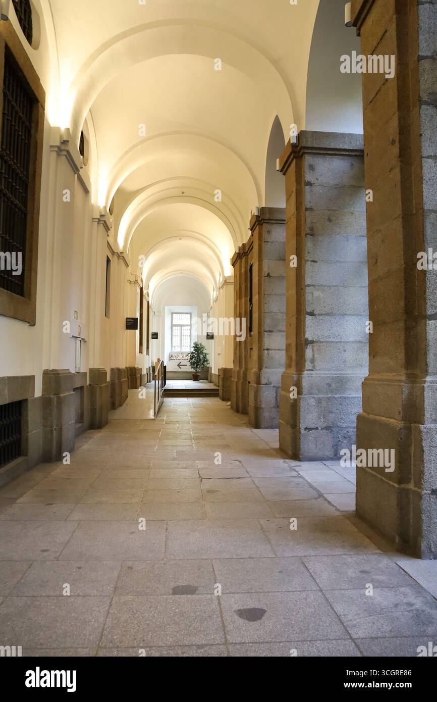 Madrid, Spagna - 13 agosto 2025: Interno del Museo Nacional Centro de Arte Reina Sofia nella città di Madrid Foto Stock