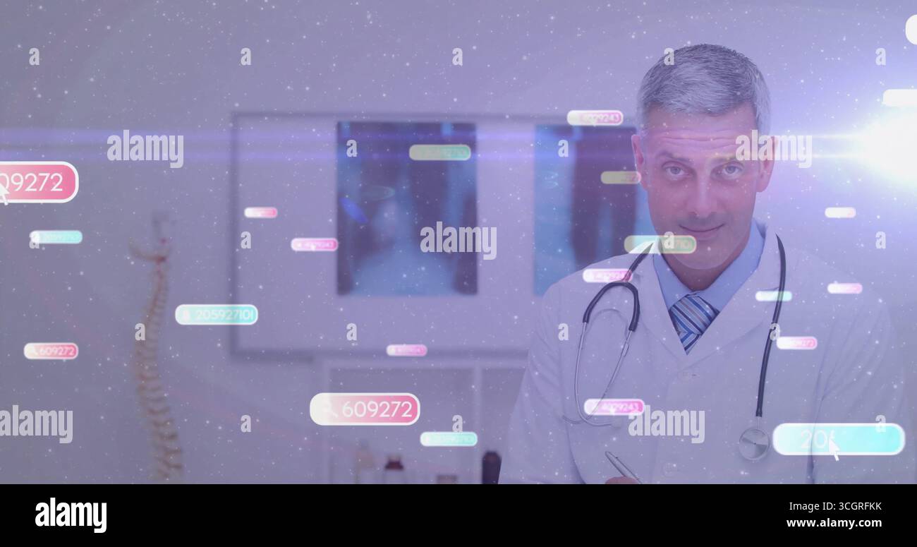 Medico di sesso maschile che esamina i raggi X sul visualizzatore in clinica, con stetoscopio, sovrapposizioni del modello della colonna vertebrale, spazio di copia Foto Stock