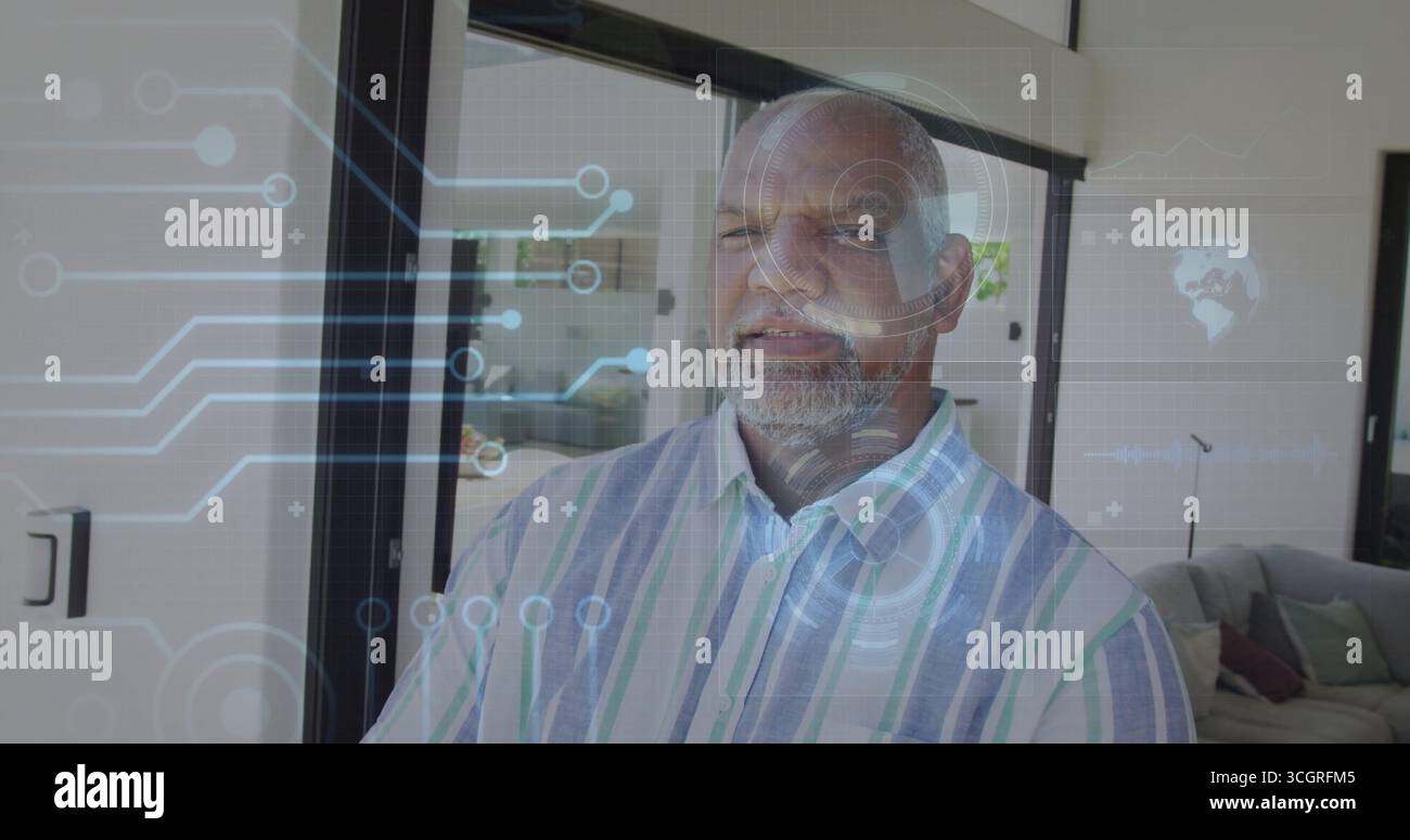 Uomo in piedi che indossa una camicia a righe nel soggiorno, con sovrapposizioni olografiche su porte scorrevoli in vetro Foto Stock