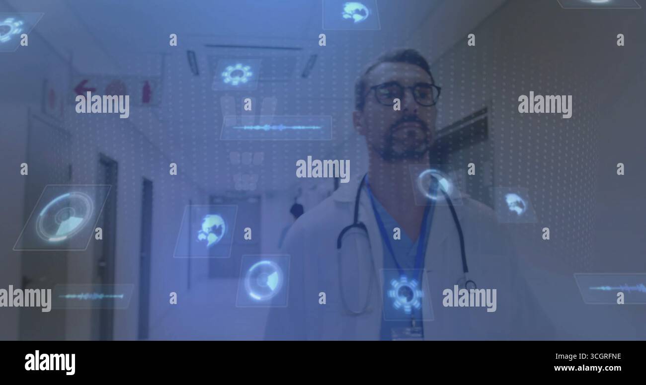 Medico di scansione in camice da laboratorio e stetoscopio esplorando ologrammi in corridoio ospedaliero, con pannelli Foto Stock