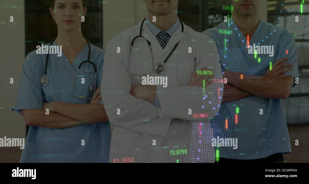 Tre personale in piedi nel corridoio dell'ospedale indossando camice da laboratorio, scrub, stetoscopi, con sovrapposizione dati Foto Stock