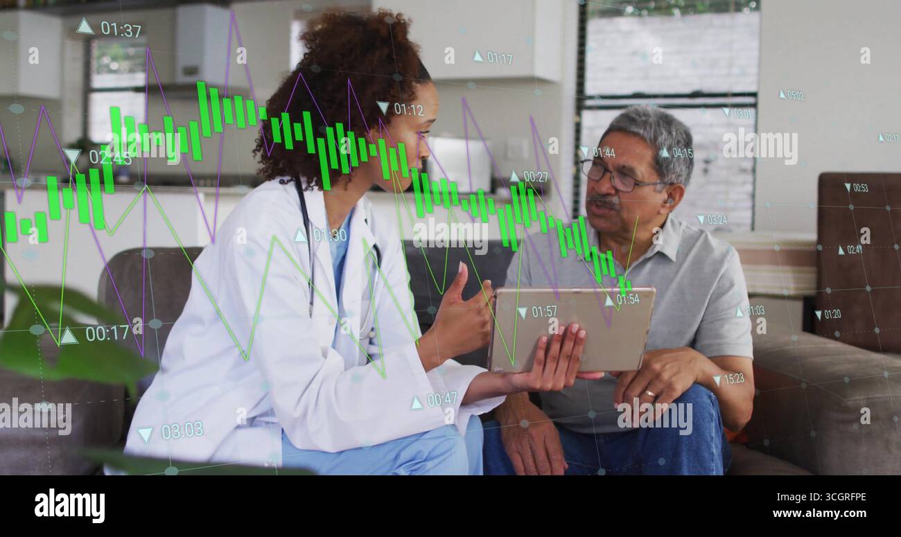Medico che indossa lo stetoscopio seduto sul divano di casa con un tablet per la visualizzazione del paziente e carte mobili Foto Stock