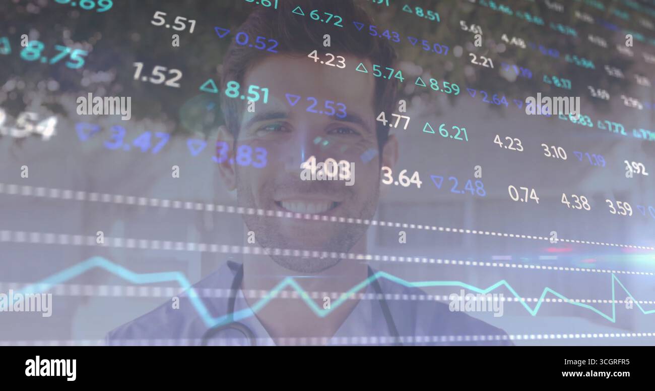 Medico in carica che mostra i bollettini finanziari e il grafico a linee sull'interfaccia presso la clinica, con stetoscopio Foto Stock