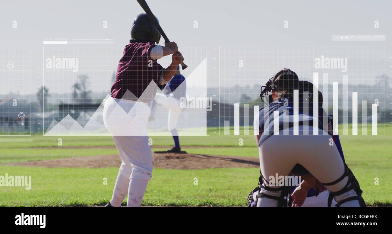 Battitore oscillante che tiene la mazza in maglia marrone al campo da baseball con ricevitore, lanciatore e sovrapposizione dati Foto Stock