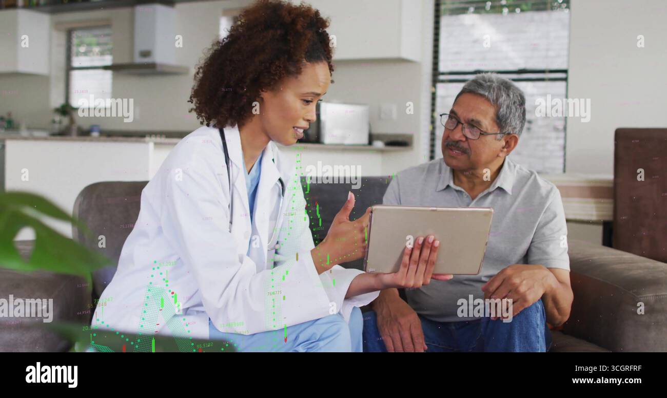 Parlare con un medico che punta lo schermo del tablet verso il paziente sul divano in soggiorno, con lo stetoscopio Foto Stock