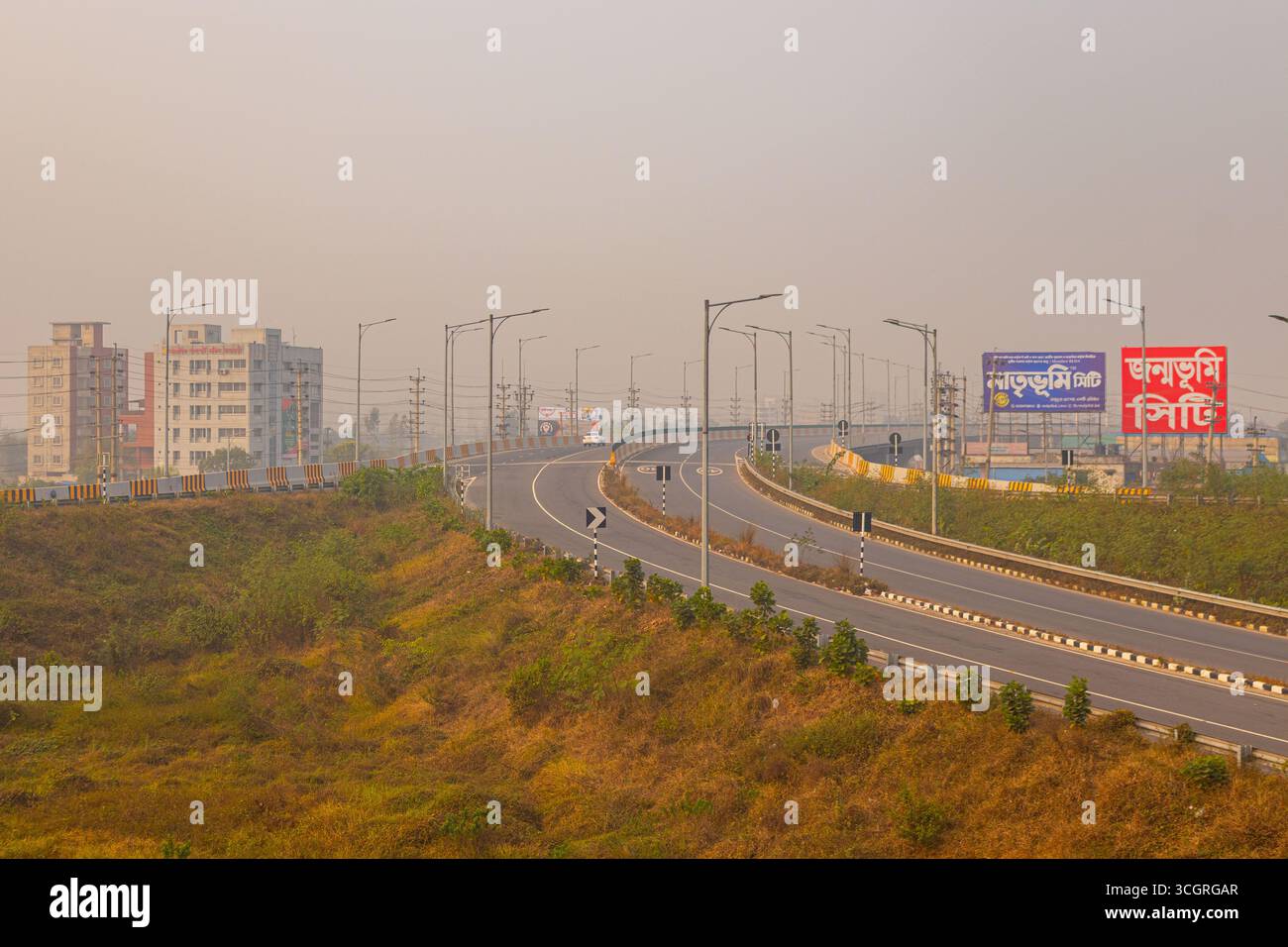 Autostrada Dhaka Mawa con segnali stradali Foto Stock