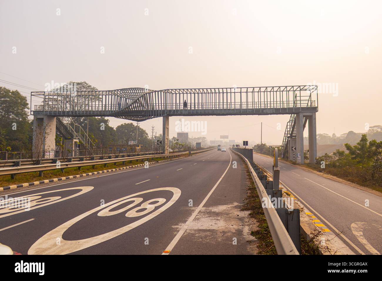 Dhaka-Mawa Highway Un tranquillo viaggio lungo la Modern Roadway Foto Stock