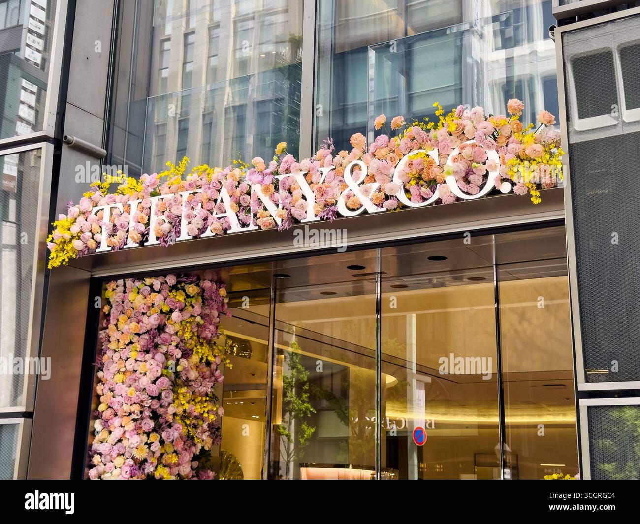 Boutique Tiffany and Company a Ginza, l'esclusivo quartiere dello shopping di Tokyo, in Giappone. Tiffany's è una casa di design di gioielli di lusso. - Immagine stock catturata con smartphone