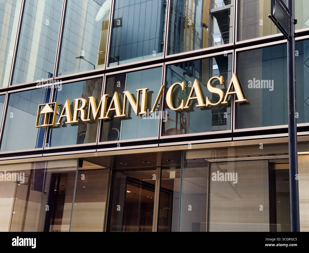Negozio Armani Casa a Ginza, l'esclusivo quartiere dello shopping di Tokyo, Giappone. Marchio italiano di interni di lusso fondato da Giorgio Armani. - Immagine stock catturata con smartphone