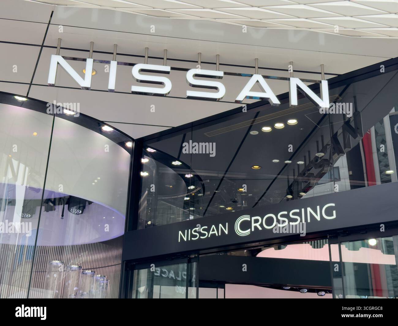 Nissan Crossing, la galleria del marchio di punta a Ginza, il quartiere commerciale di lusso di Tokyo, Giappone. - Immagine stock catturata con smartphone