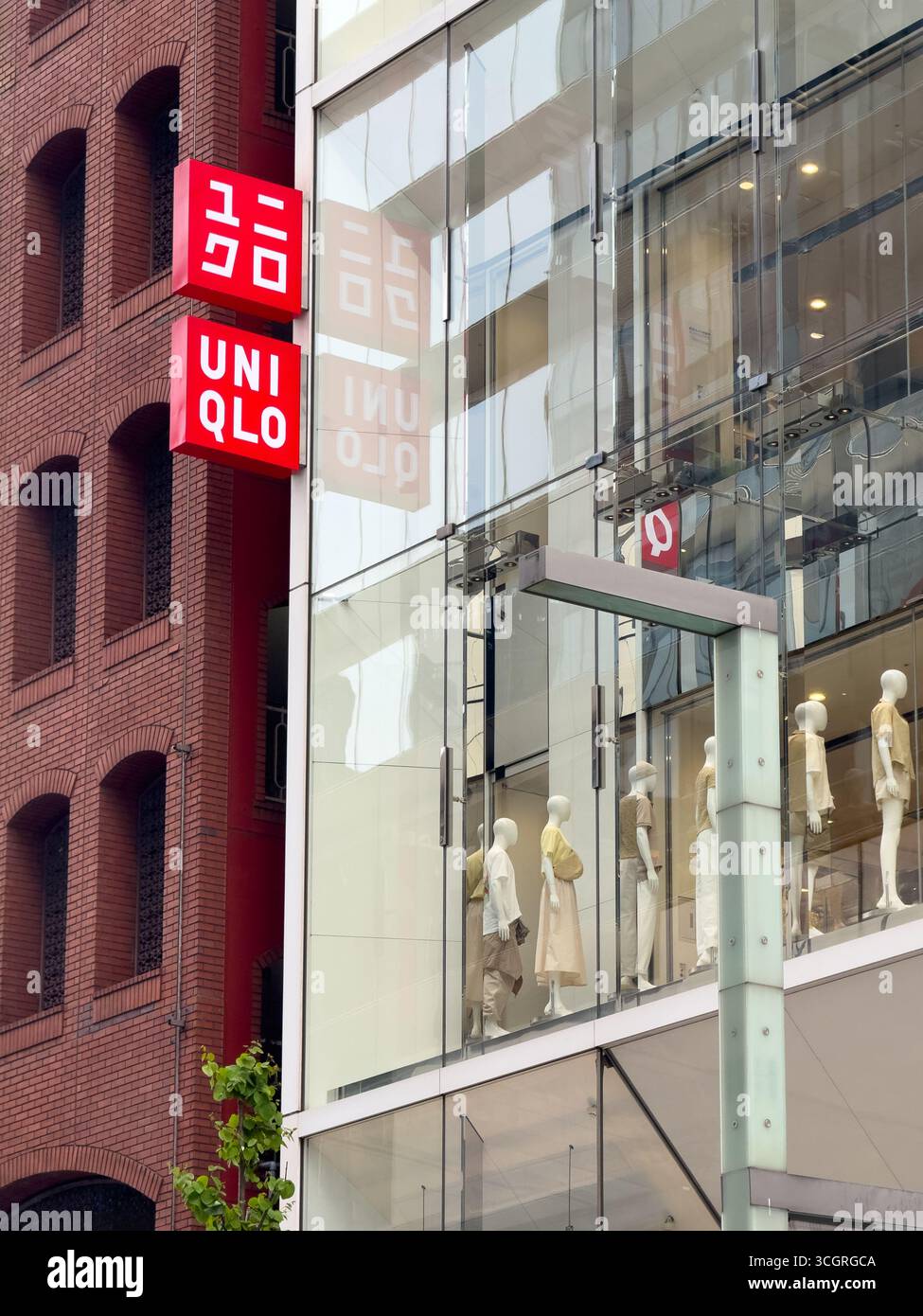 Il flagship store Uniqlo a Ginza, l'esclusivo quartiere dello shopping di Tokyo, in Giappone. Uniqlo è un designer e rivenditore di abbigliamento casual giapponese. - Immagine stock catturata con smartphone