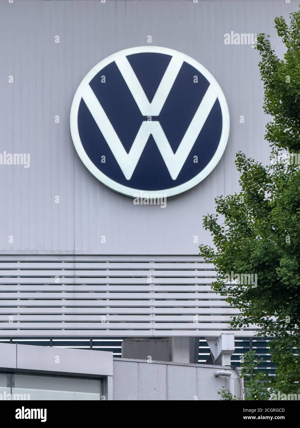 Volkswagen Group Japan a Minato, Tokyo, Giappone. Cartello con il logo VW. - Immagine stock catturata con smartphone