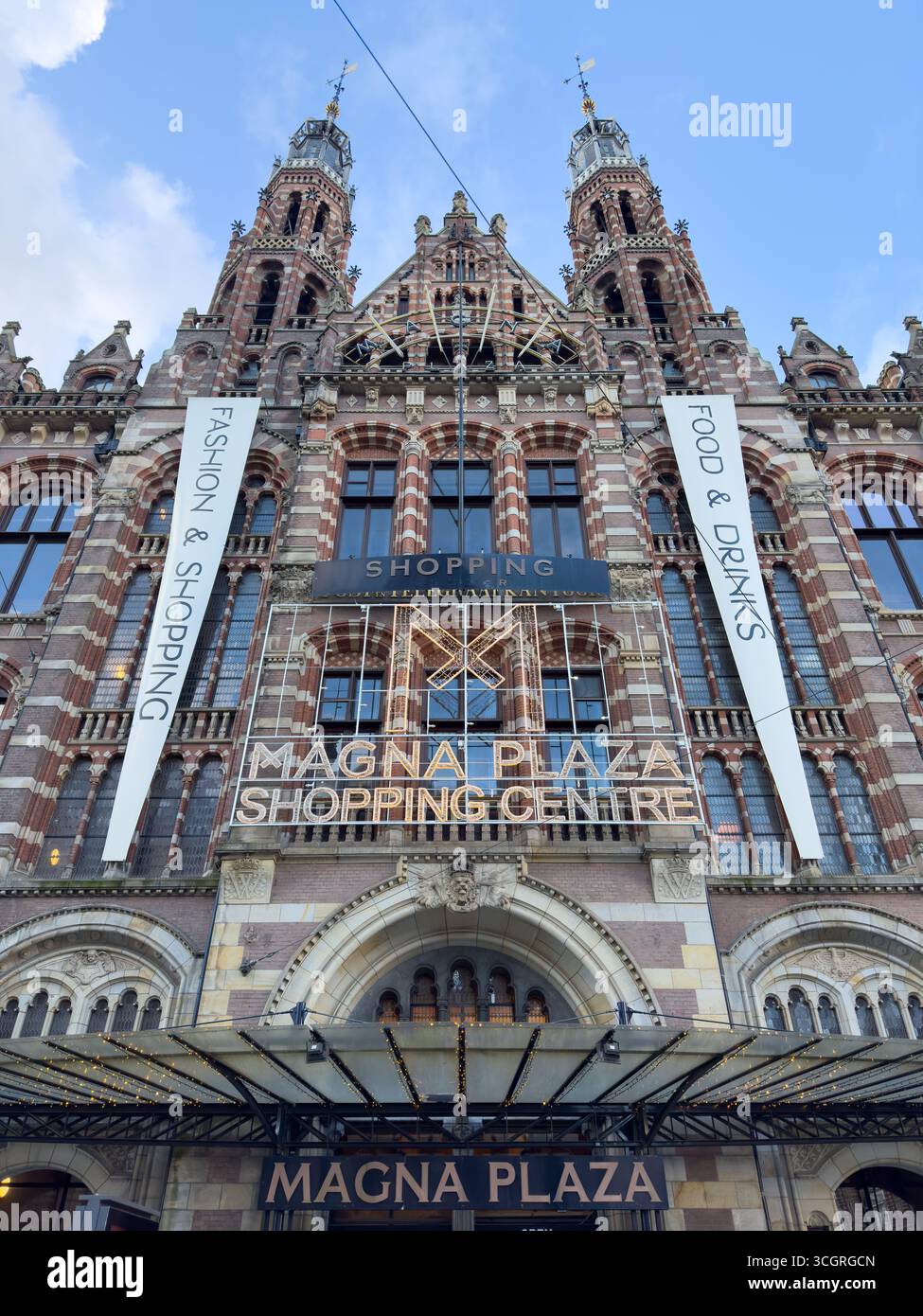 Centro commerciale Magna Plaza ad Amsterdam, Paesi Bassi. - Immagine stock catturata con smartphone