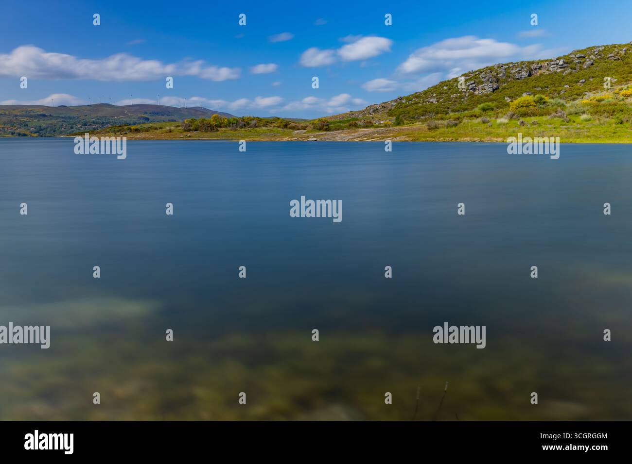 Lungo esplose al lago artificiale creato dal Barragem do alto Rabagao o dalla diga di Pisoes, Montalegre, Portogallo Foto Stock
