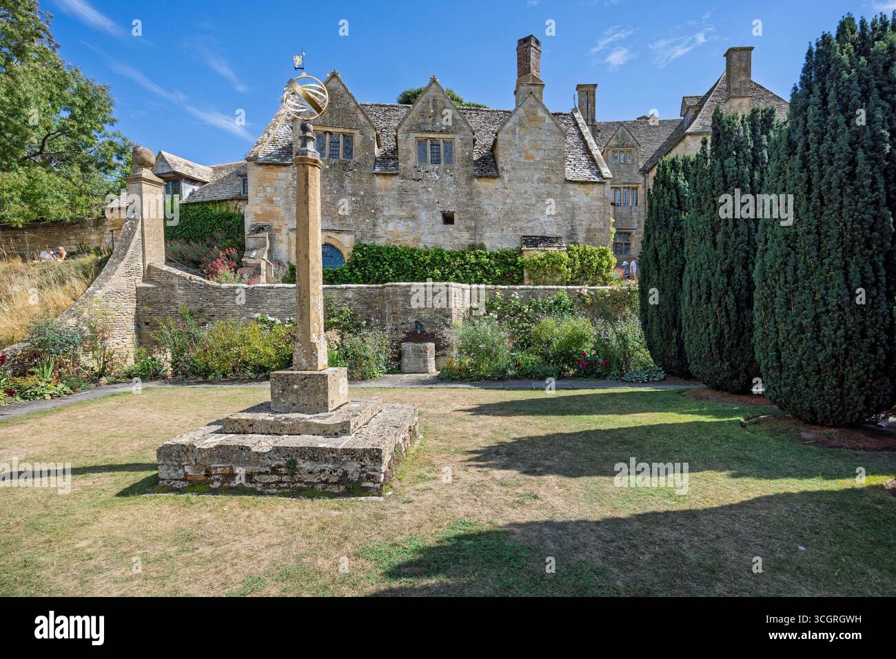Obelisco nei giardini di fronte a Snowshill Manor, Snowshill, Gloucestershire, Regno Unito, il 25 agosto 2025 Foto Stock