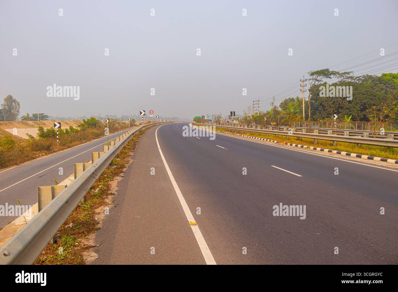 Vista su strada vuota sull'autostrada Dhaka Mawa Foto Stock