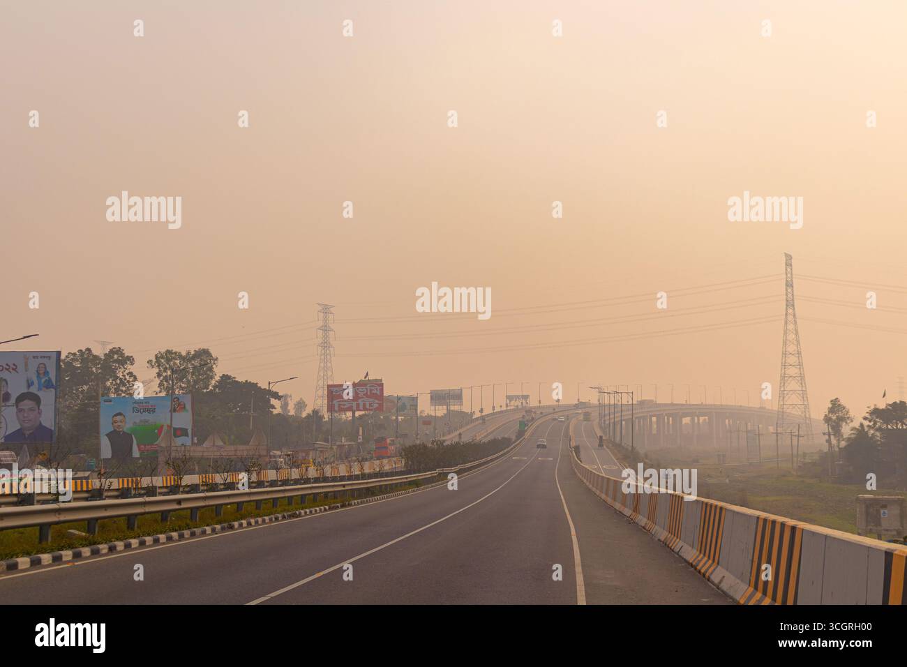 Tratto vuoto dell'autostrada Dhaka-Mawa con chiara visibilità Foto Stock