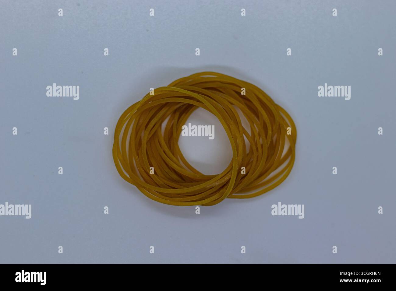 Pacchetto di bande elastiche flessibili in gomma per l'uso in ufficio su superfici lisce Foto Stock Pacchetto di bande elastiche flessibili in gomma per l'uso in ufficio su superfici lisce Foto Stock