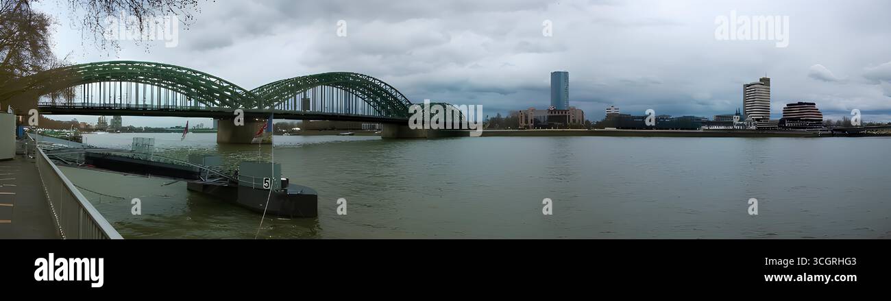 Ponte Hohenzollern sul fiume Reno con skyline di Colonia, Renania settentrionale-Vestfalia, Germania. Foto Stock Ponte Hohenzollern sul fiume Reno con skyline di Colonia, Renania settentrionale-Vestfalia, Germania. Foto Stock