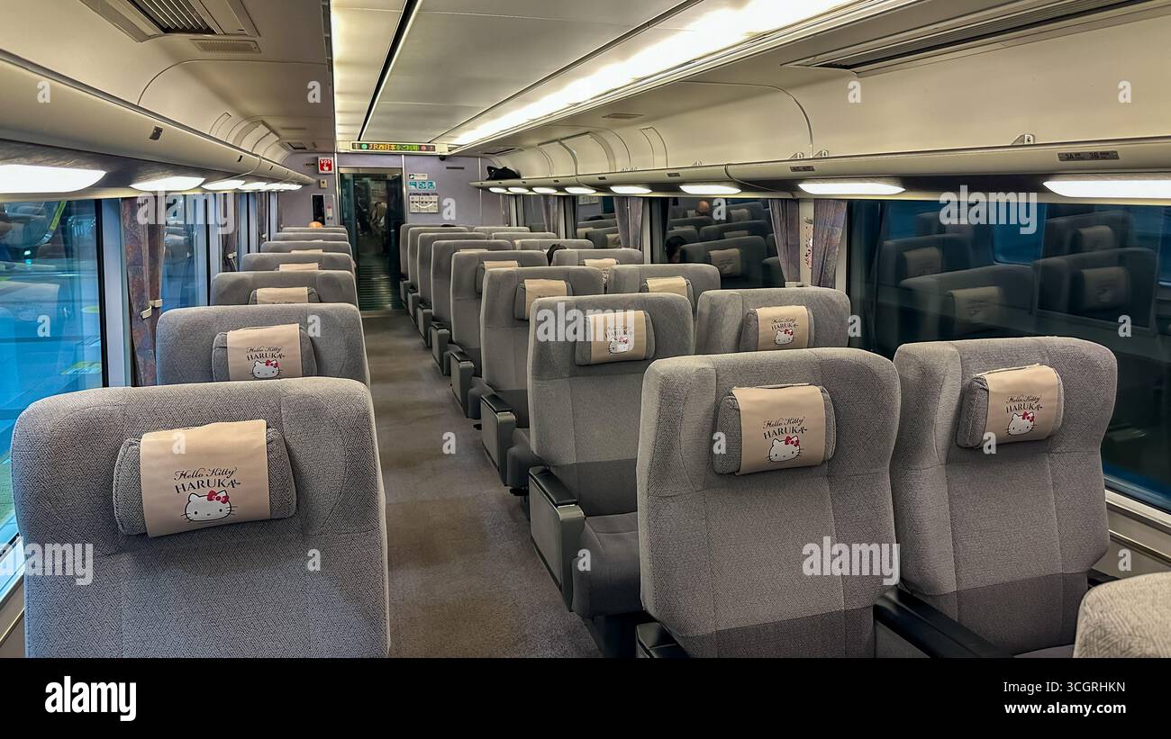 Interno del treno espresso limitato Hello Kitty Haruka in Giappone, con posti a sedere a tema e cabina vuota. Foto Stock