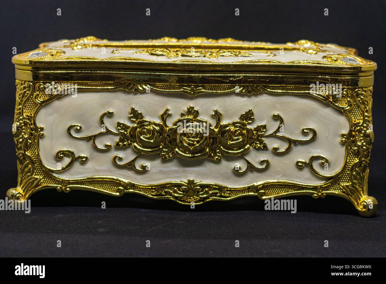 Lussuoso portagioie dorato con fantasie di rose Foto Stock