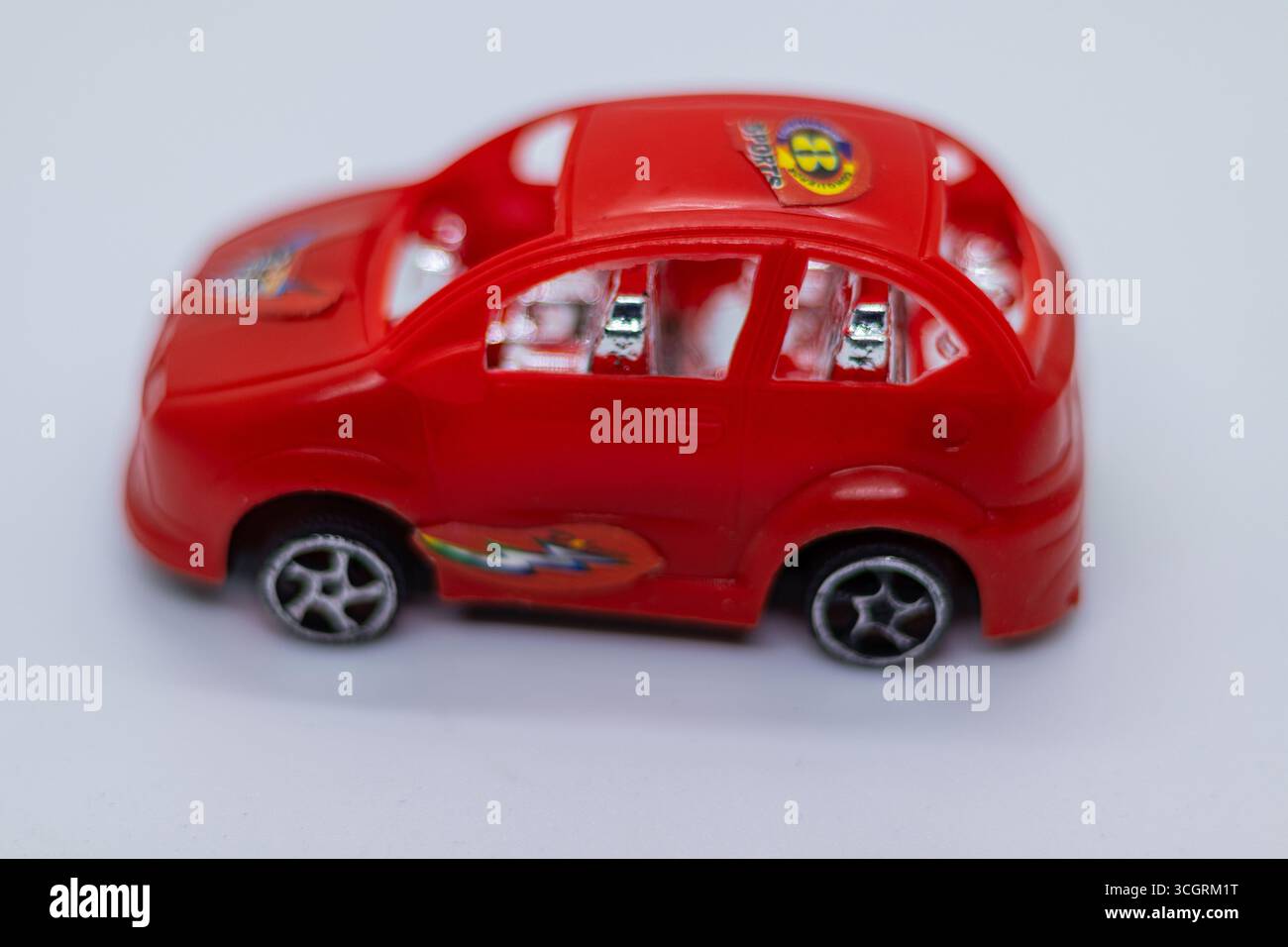 Mini macchinina giocattolo rossa sul tavolo Foto Stock