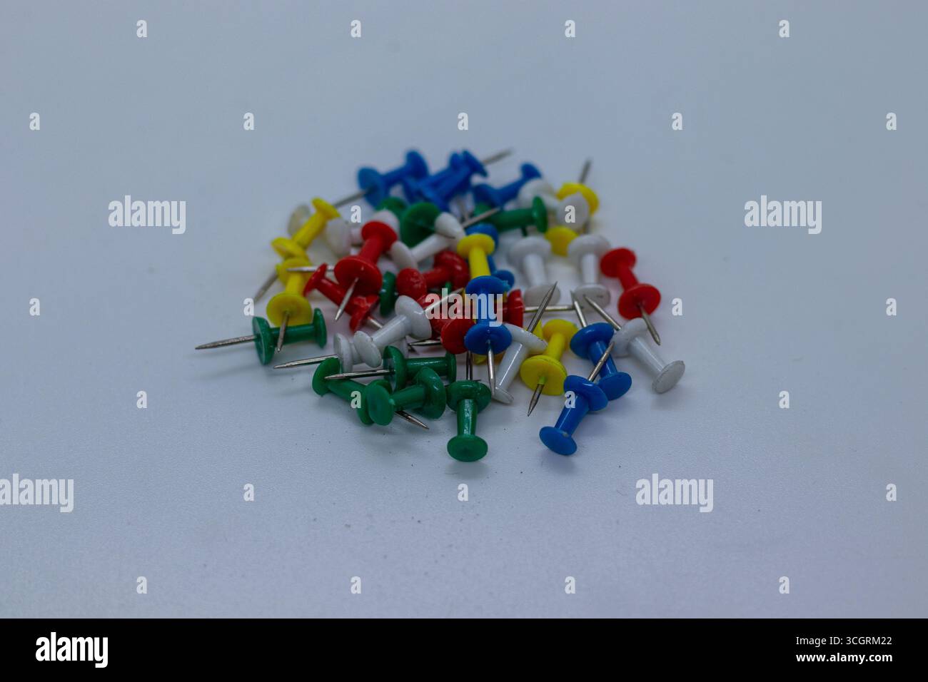 Miniature a colori misti per l'uso in ufficio e a scuola su superfici pulite Foto Stock