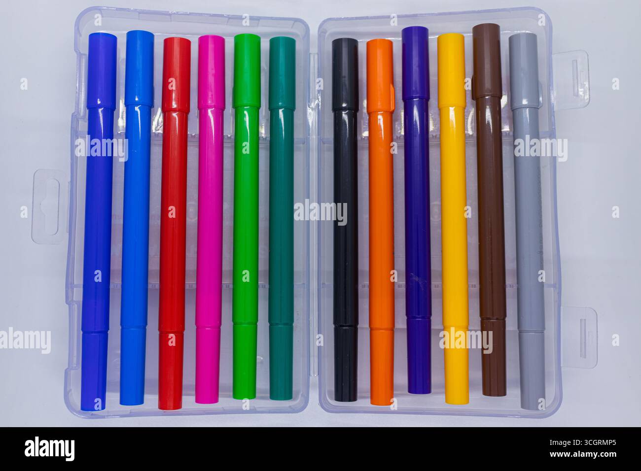 Raccolta di penne in plastica su sfondo chiaro Foto Stock