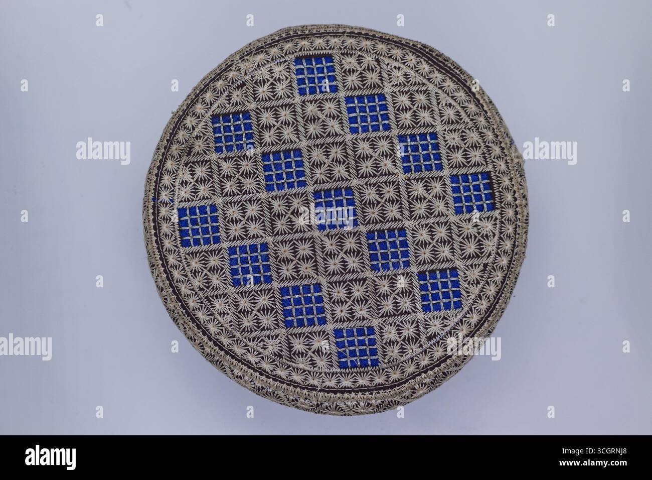 Semplice berretto di preghiera musulmano in cotone vista frontale Foto Stock