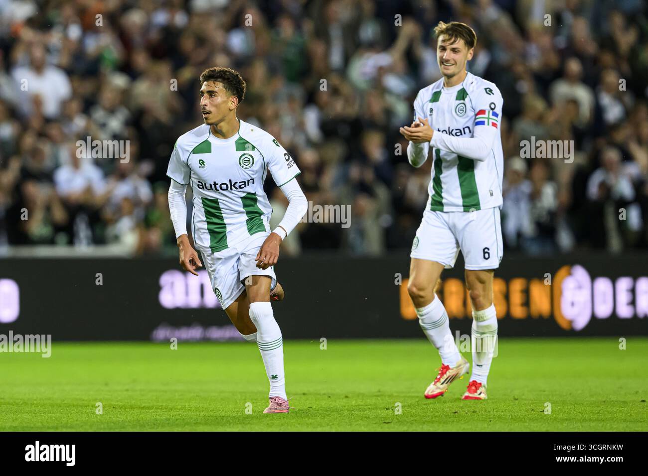 GRONINGEN - (l-r) Younes Taha del FC Groningen e Stije Resink del FC Groningen celebrano il gol del 2-0 durante la partita olandese Eredivisie tra FC Groningen e Heracles Almelo all'Euroborg Stadium il 29 agosto 2025, a Groningen, Paesi Bassi. ANP COR LASKER Foto Stock