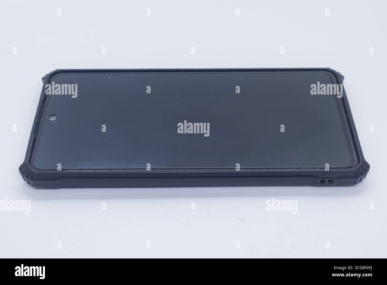Smartphone con custodia protettiva, vista frontale con schermo nero Foto Stock