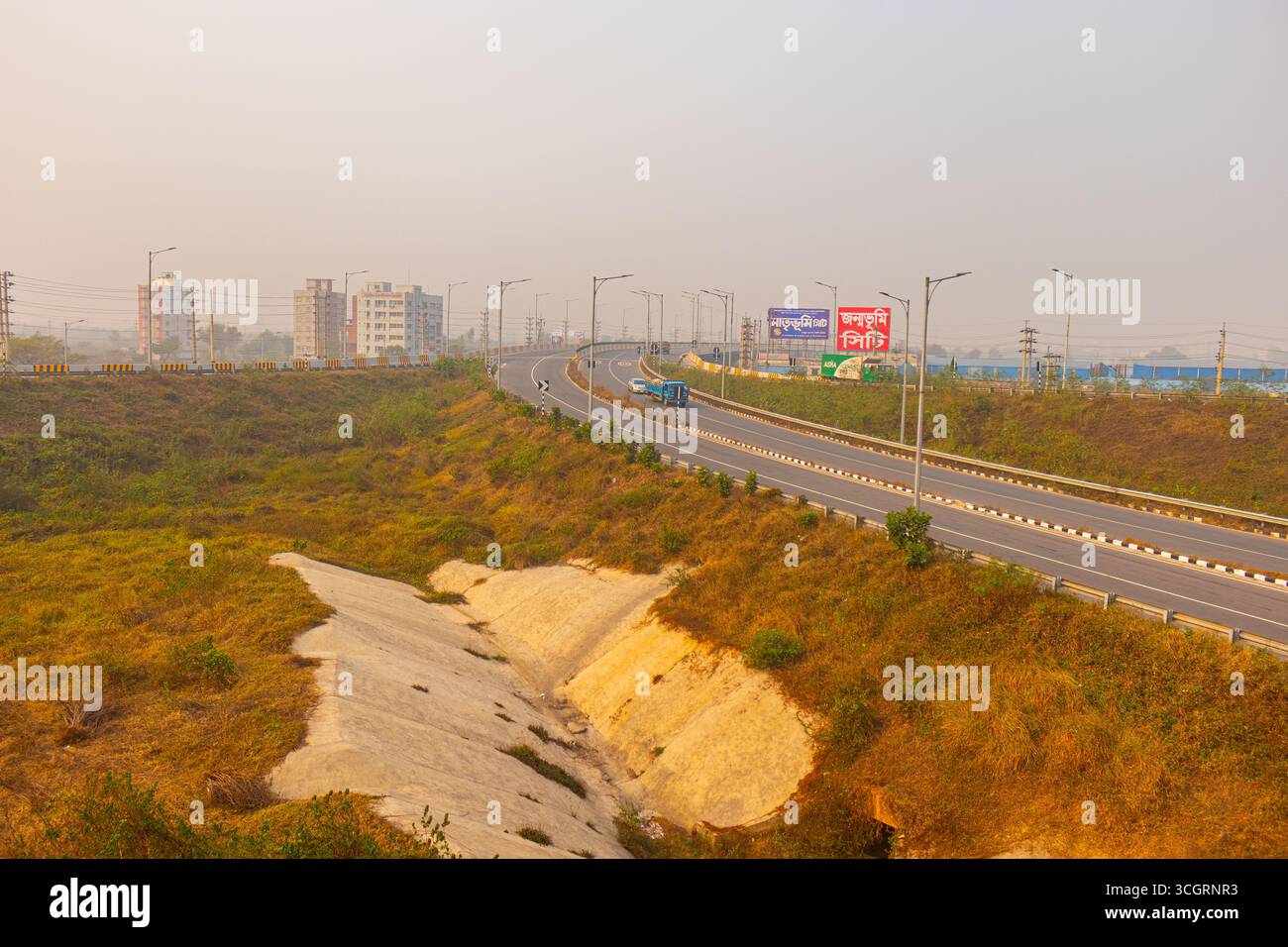 Procedi su questa strada lungo l'autostrada Dhaka Mawa Foto Stock