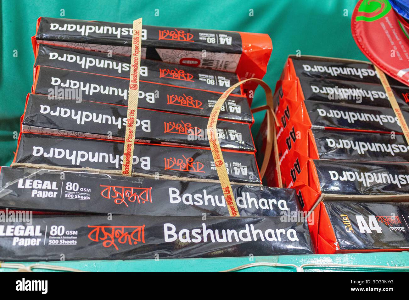 Confezioni di carta legale Bashundhara A4 impilate sullo scaffale del negozio Foto Stock