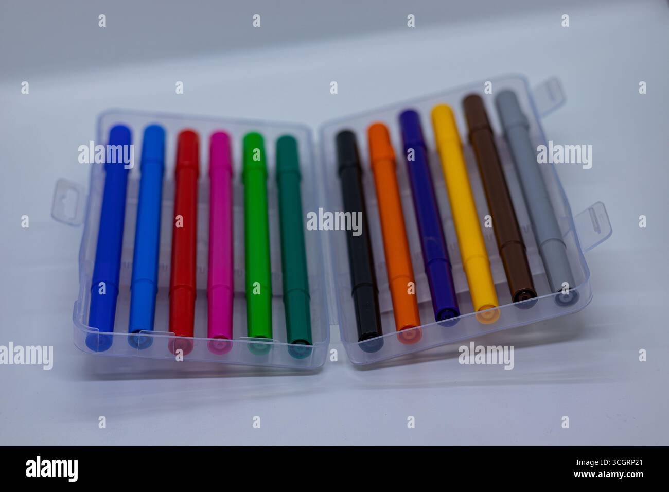 Penne a colori per studenti con cappuccio Foto Stock