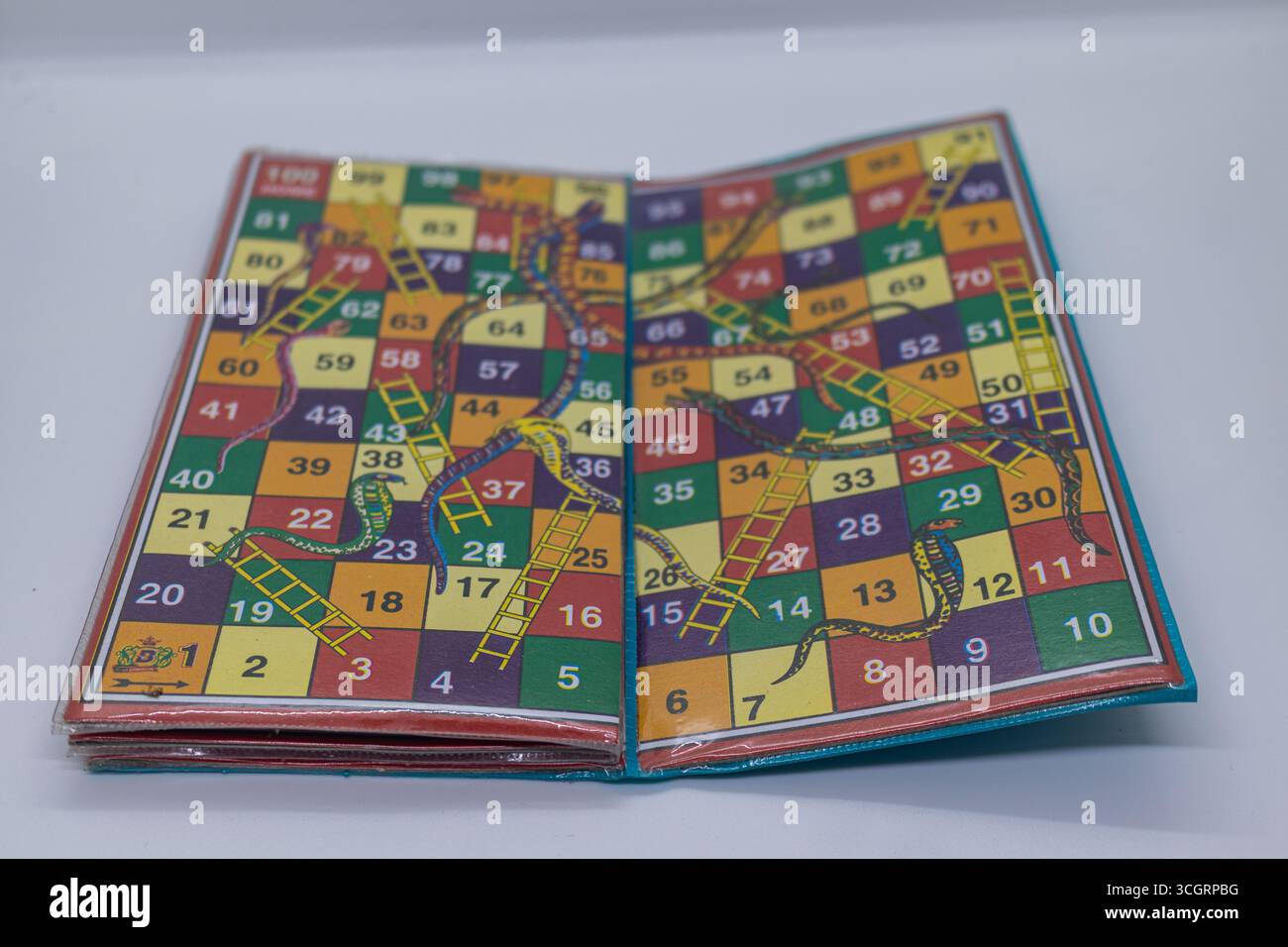 Tavolo da gioco tradizionale Ludo piatto piatto tavolo da gioco tradizionale Ludo piatto Foto Stock