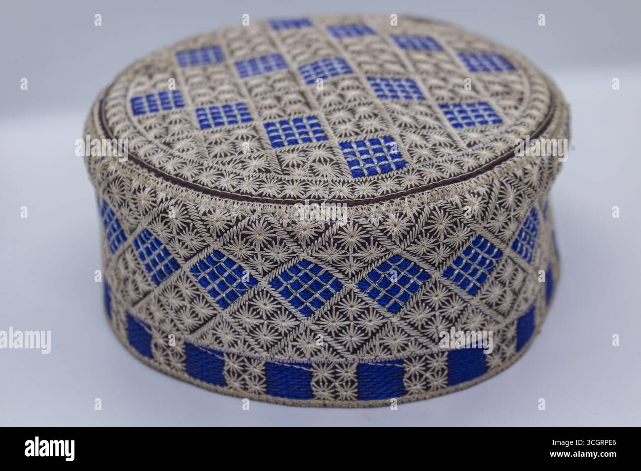 Tradizionale maschera musulmana per preghiere vista isolata Foto Stock