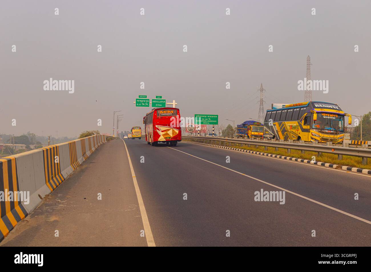 Flusso del traffico sulla Dhaka Mawa Highway con veicoli nella corsia Foto Stock