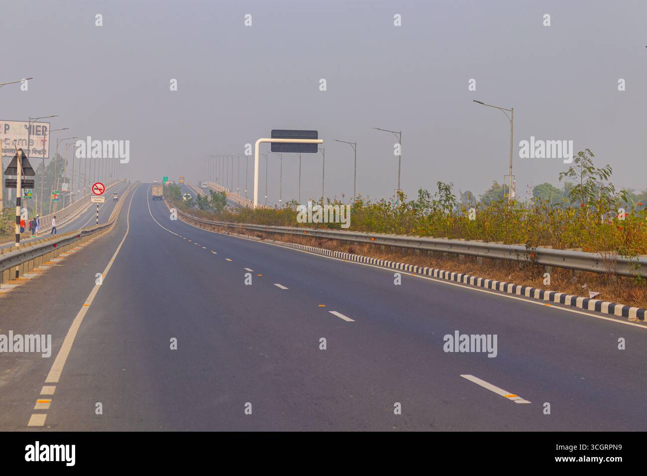Veicoli che viaggiano sull'autostrada Dhaka Mawa durante la mattina Foto Stock