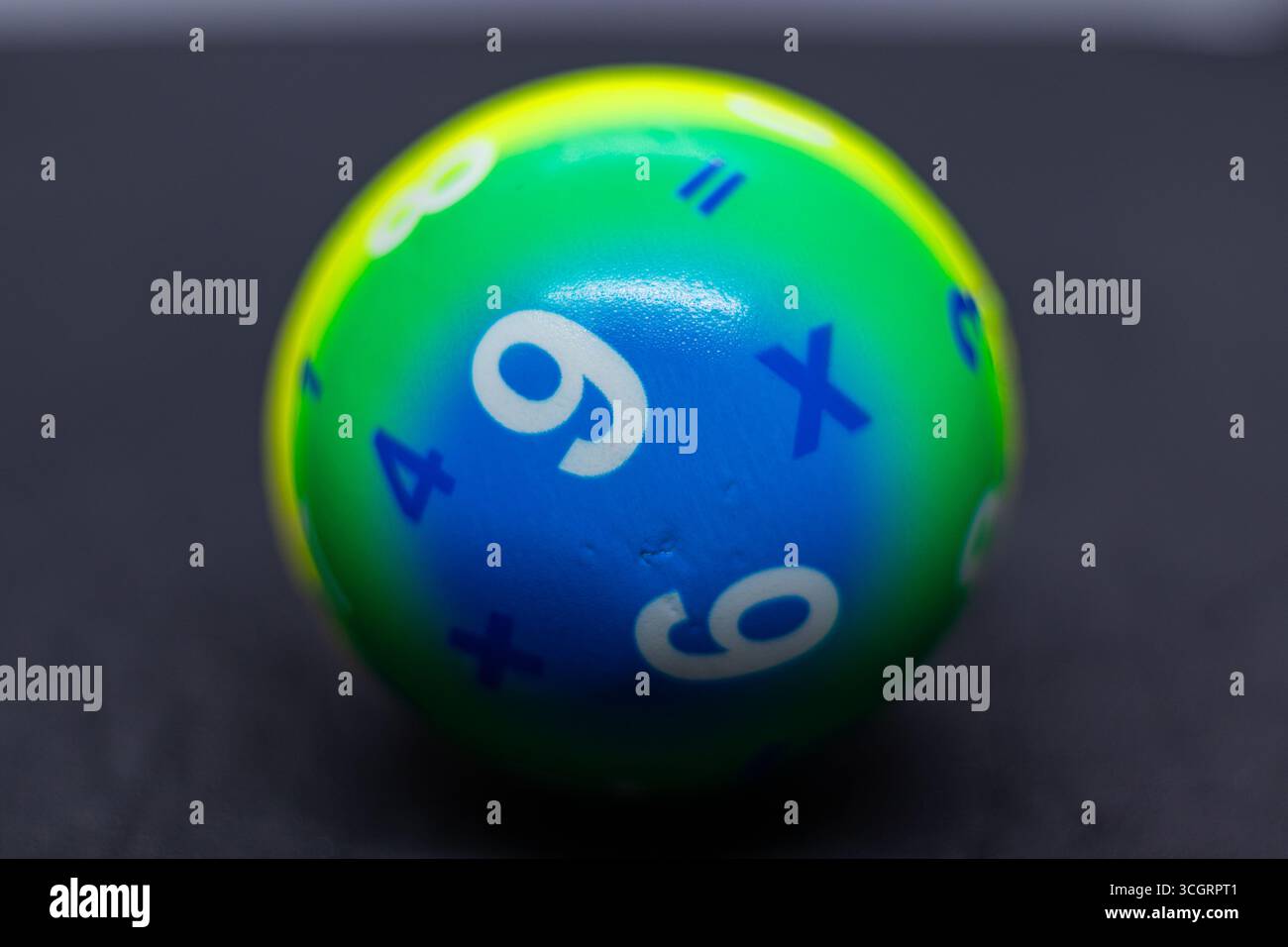 Vibrant Rainbow Learning Ball con numeri e insegne matematiche Foto Stock