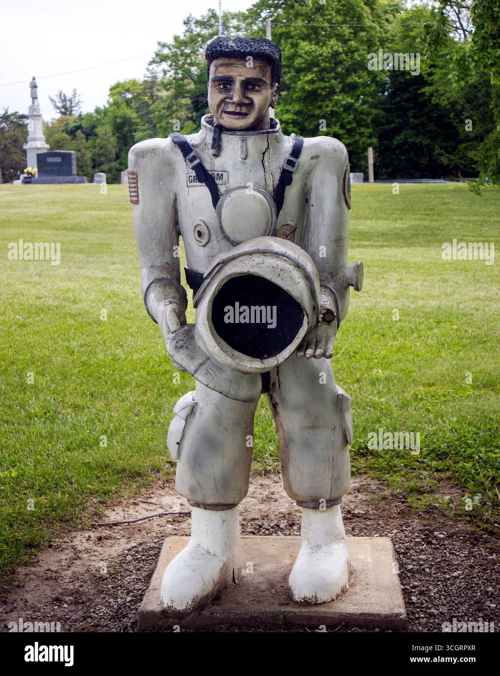 A St. Joe, Indiana, le "famose persone in legno dell'Indiana" sono statue scolpite a mano di figure storiche scelte annualmente da una classe locale di quarta elementare. Foto Stock