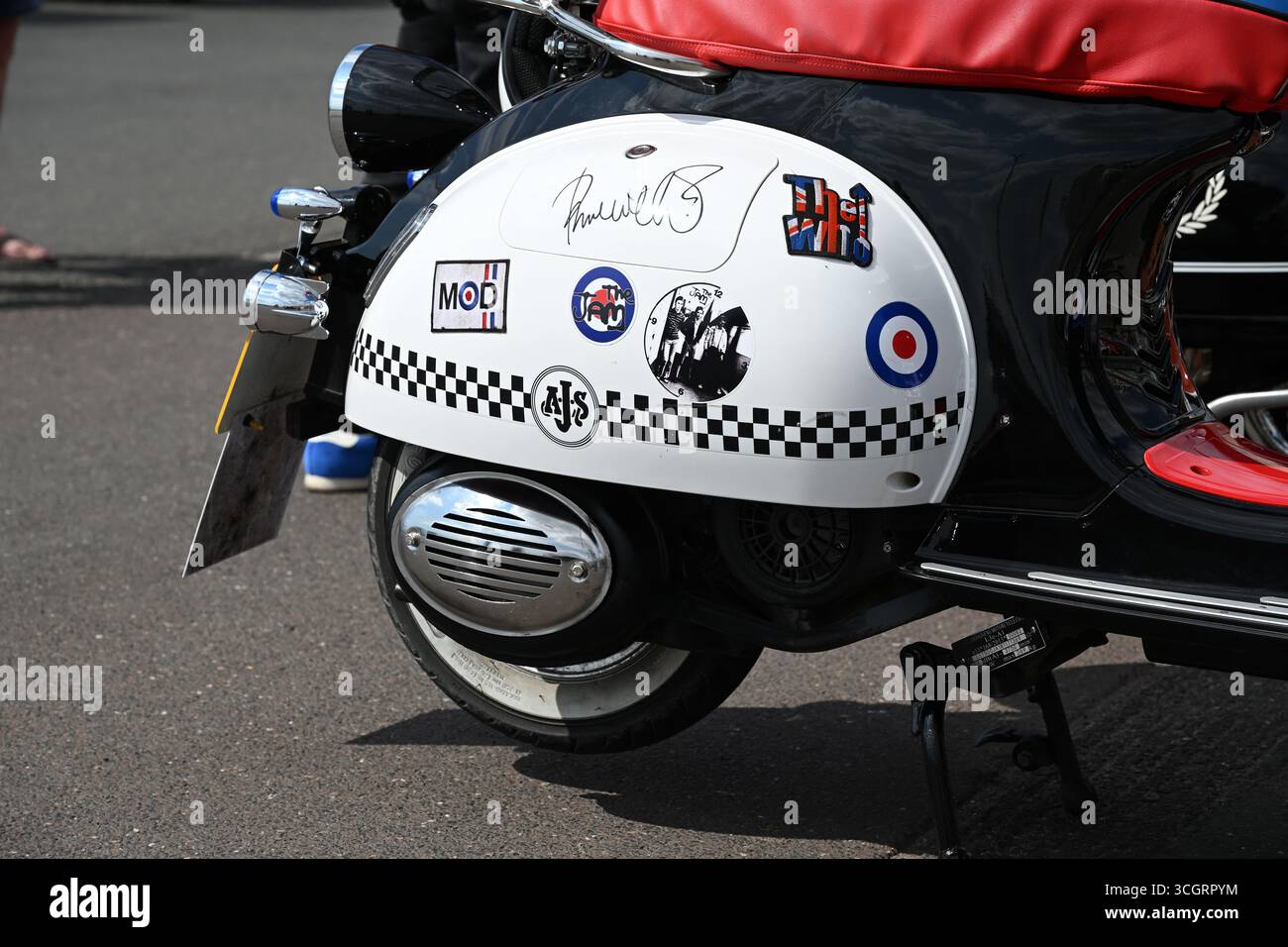 Scooter decorati a un raduno Mod sul lungomare di Brighton Foto Stock