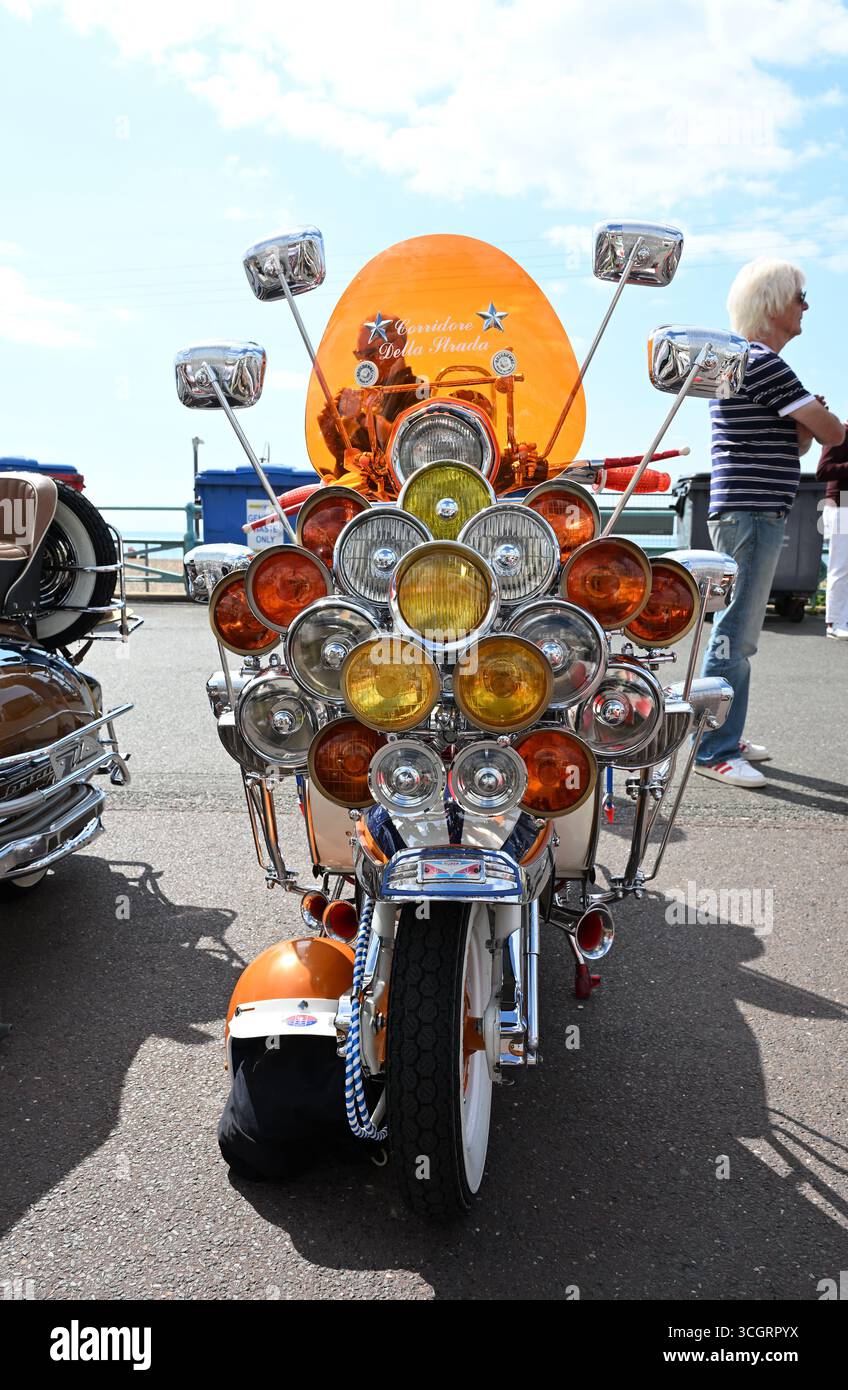 Scooter decorati a un raduno Mod sul lungomare di Brighton Foto Stock