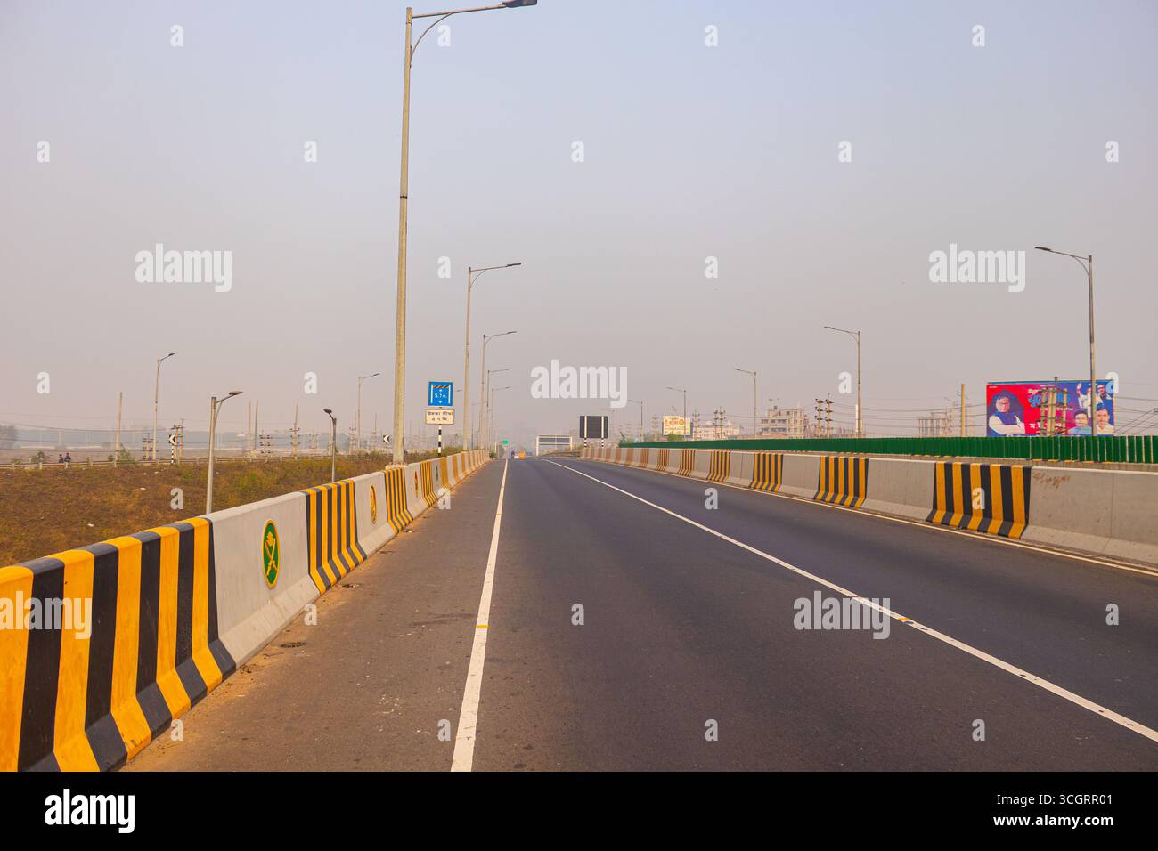 Wide Road e cartelloni lungo la Dhaka Mawa Highway Foto Stock