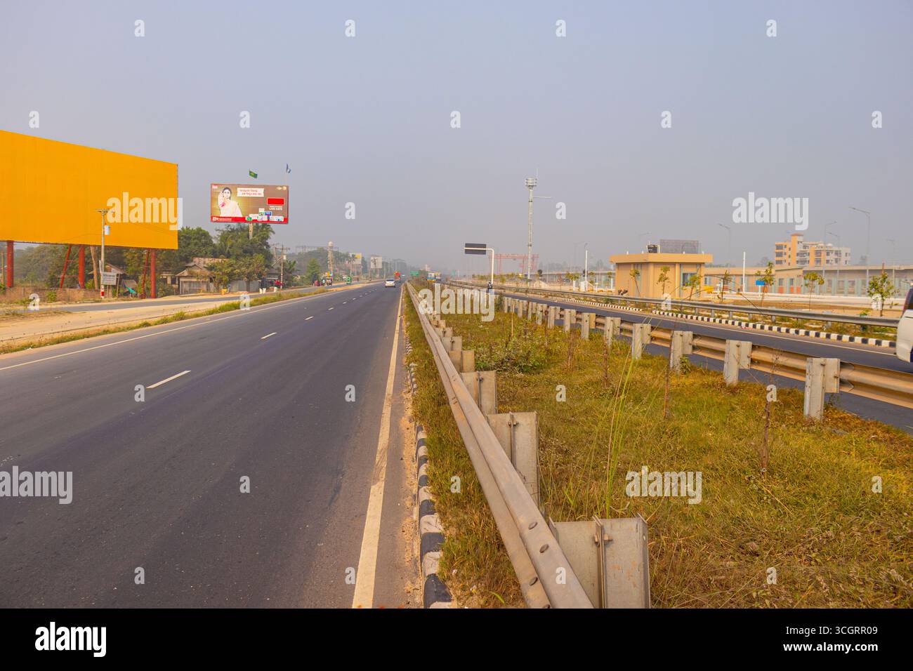 Ampia strada sull'autostrada Dhaka Mawa con cartelli Foto Stock