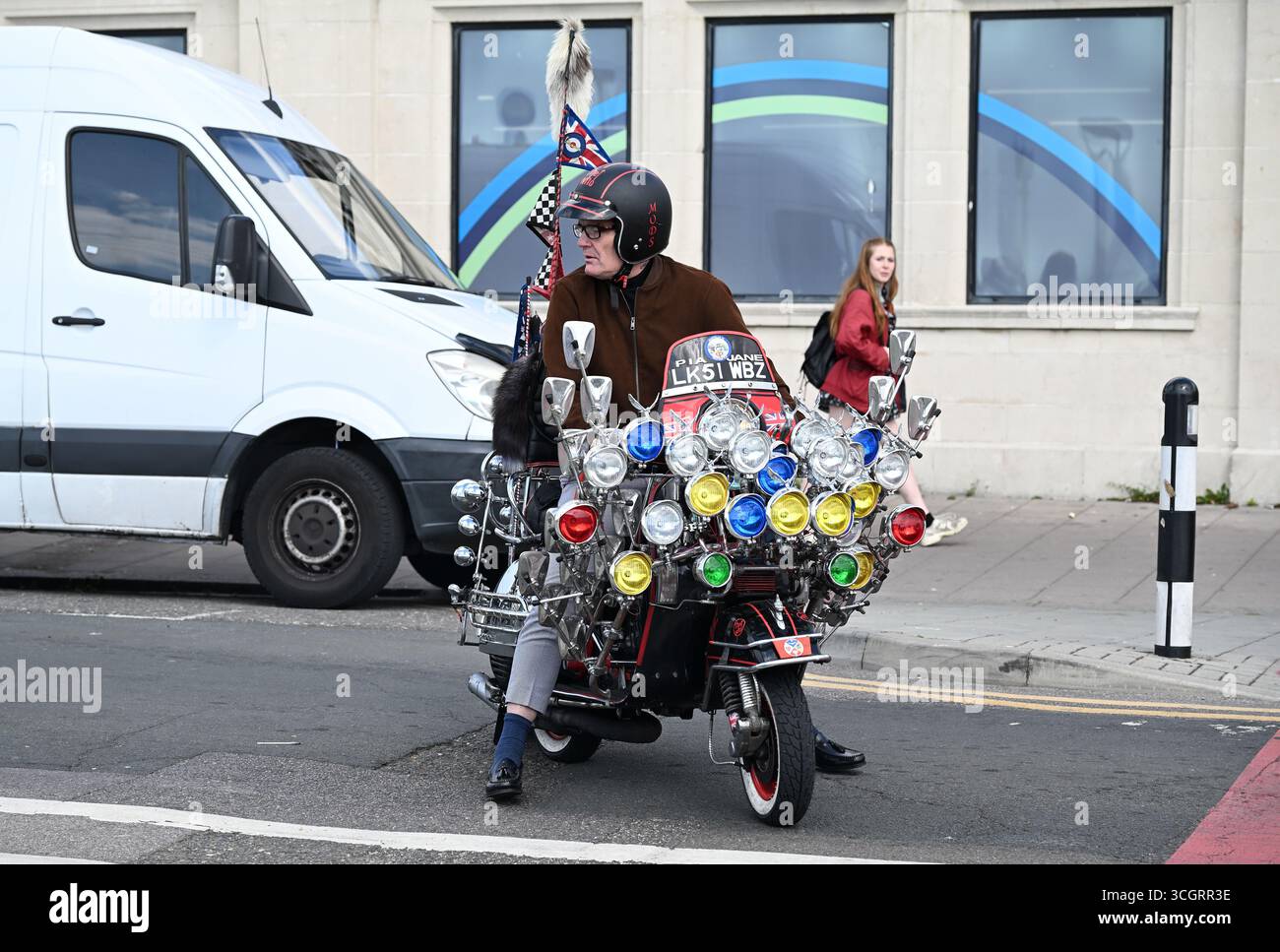 Scooter decorati a un raduno Mod sul lungomare di Brighton Foto Stock