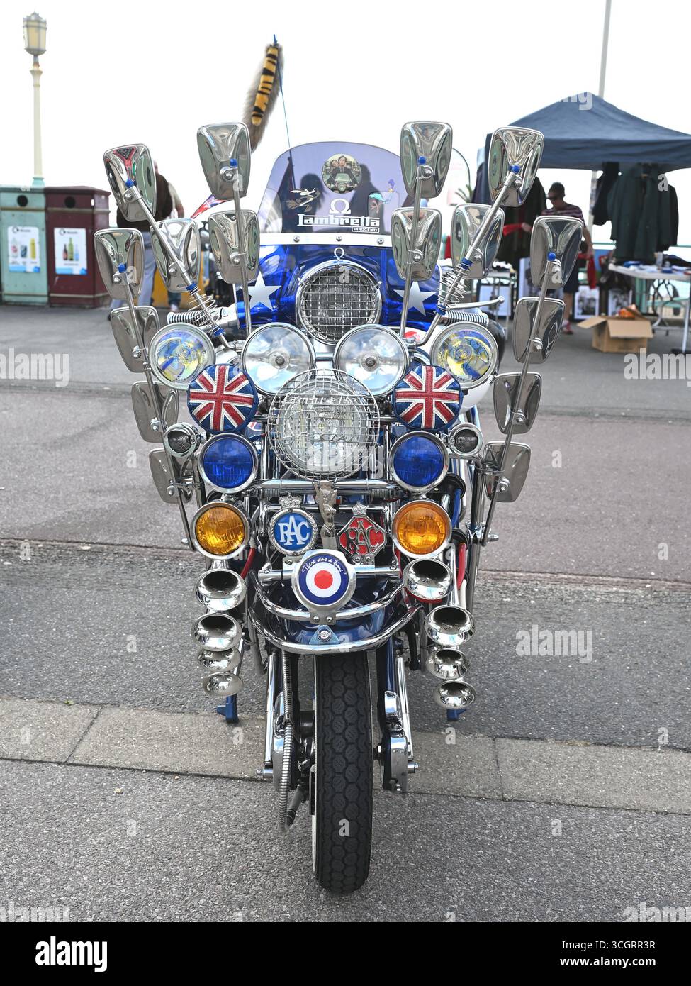 Scooter decorati a un raduno Mod sul lungomare di Brighton Foto Stock
