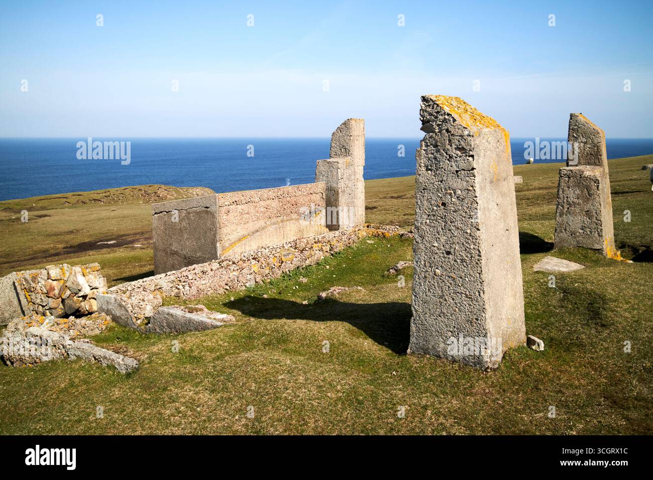 vecchie postazioni in cemento per la fornitura di torri idriche e antenne radio presso la stazione della guardia costiera e il faro arranmore arainn mhor county donegal repu Foto Stock
