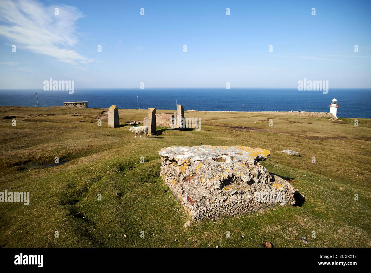 vecchie postazioni in cemento per punti di triangolazione e antenne radio presso la stazione della guardia costiera e il faro arranmore arainn mhor county donegal re Foto Stock